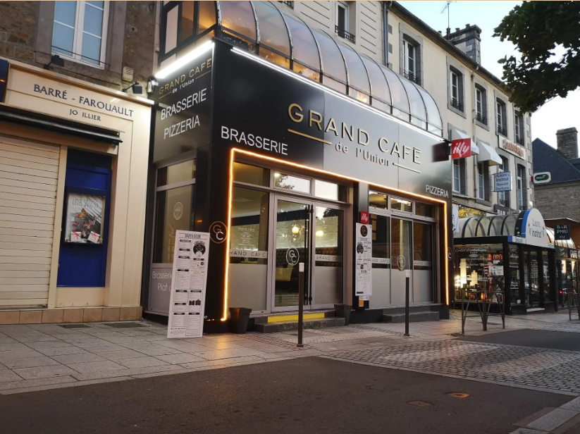 La façade du Grand Café de l'Union, place Littré à Avranches